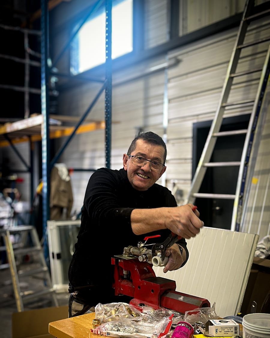 Pascal, plombier, au travail dans son atelier